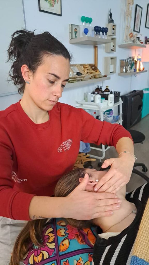 Alumna practicando técnicas de masaje facial durante una formación de Nishati