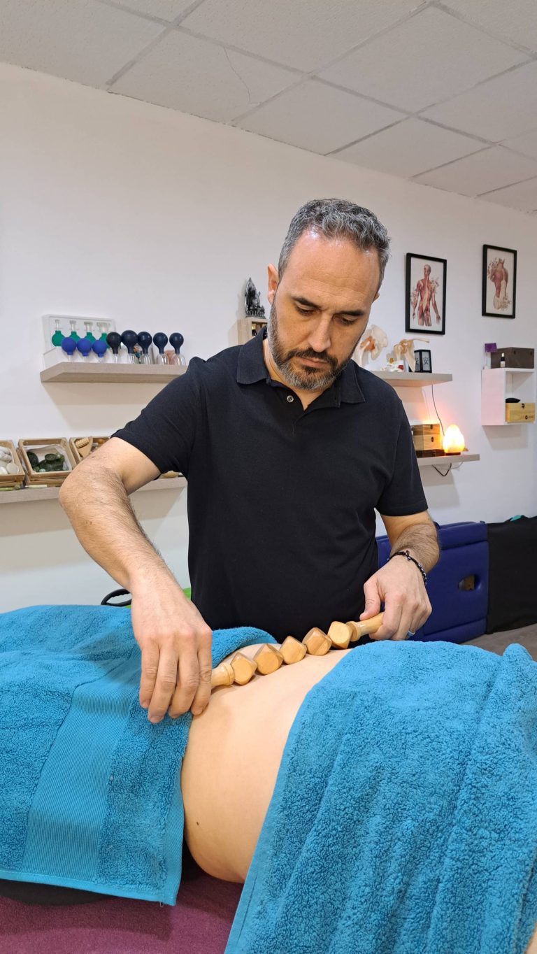 José Antonio Lechuga aplicando maderoterapia corporal durante una formación de Nishati